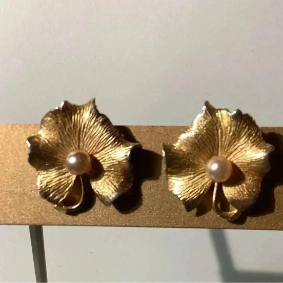 VINTAGE CORO GOLD TONE LEAF EARRINGS FAUX PEARL - Picture 1 of 5